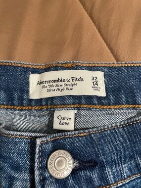 (NWT) Abercrombie & Fitch Curve Love Ultra High Rise Straight Jeans - Denim Blue